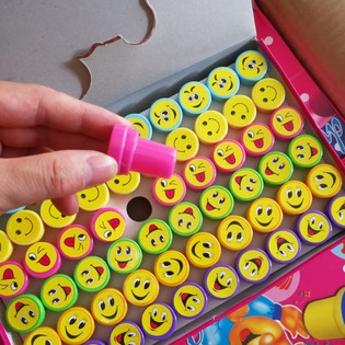 PEQUE&Ntilde;OS SELLOS CON CARITAS (60 uds.)