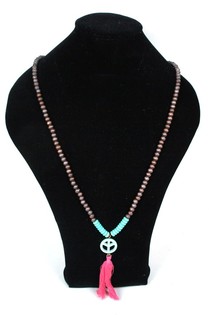 Collar de madera marr&oacute;n estilo Ibiza con s&iacute;mbolo de la paz (1 ud)